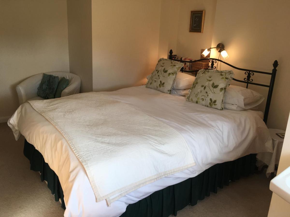 The Poplars Bed & Breakfast Newbold on Stour ภายนอก รูปภาพ